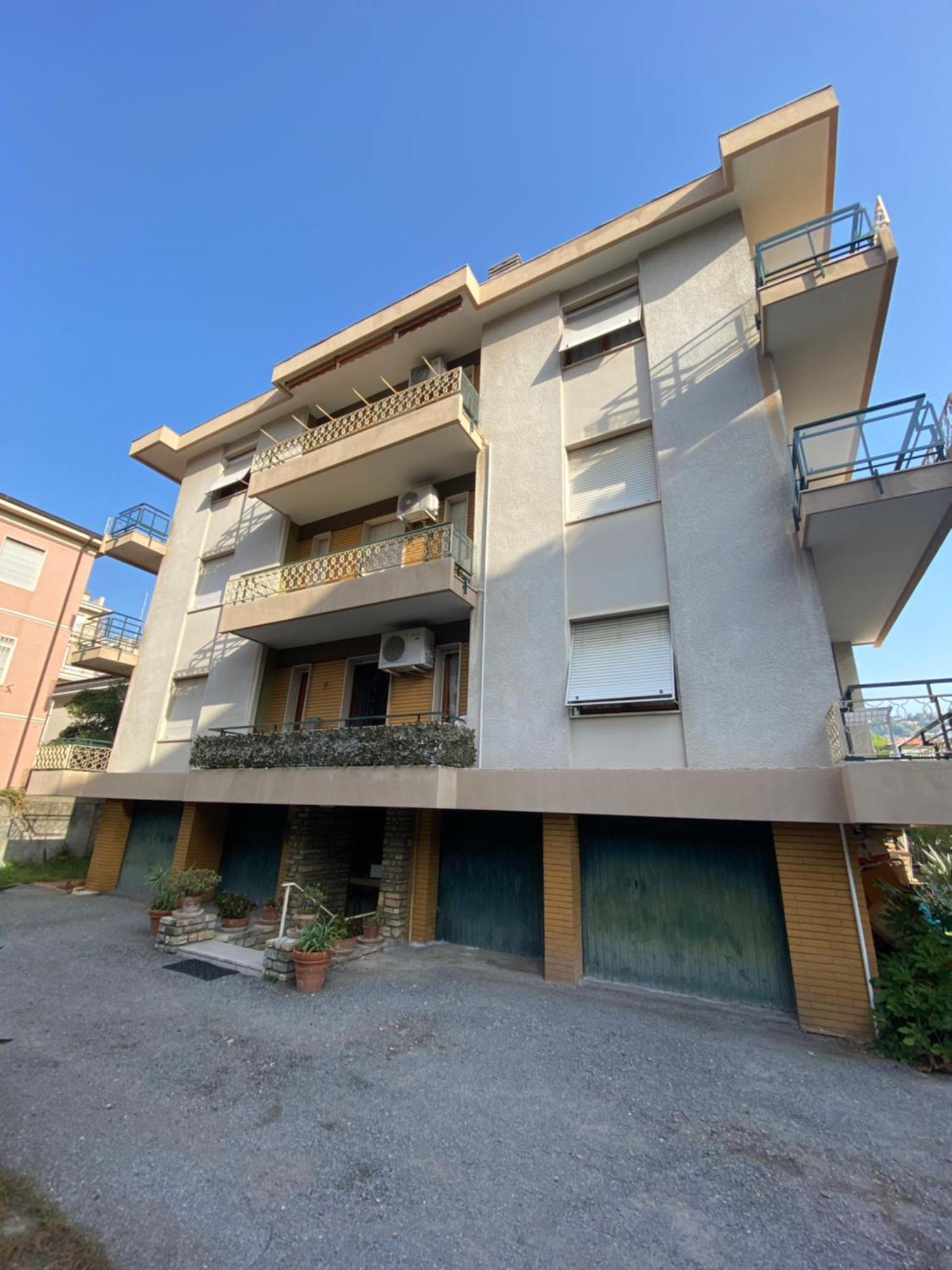 Casa Febo, In Centro Con Parcheggio Privato A 200 Mt Dal Mare Hotell Bordighera Exteriör bild