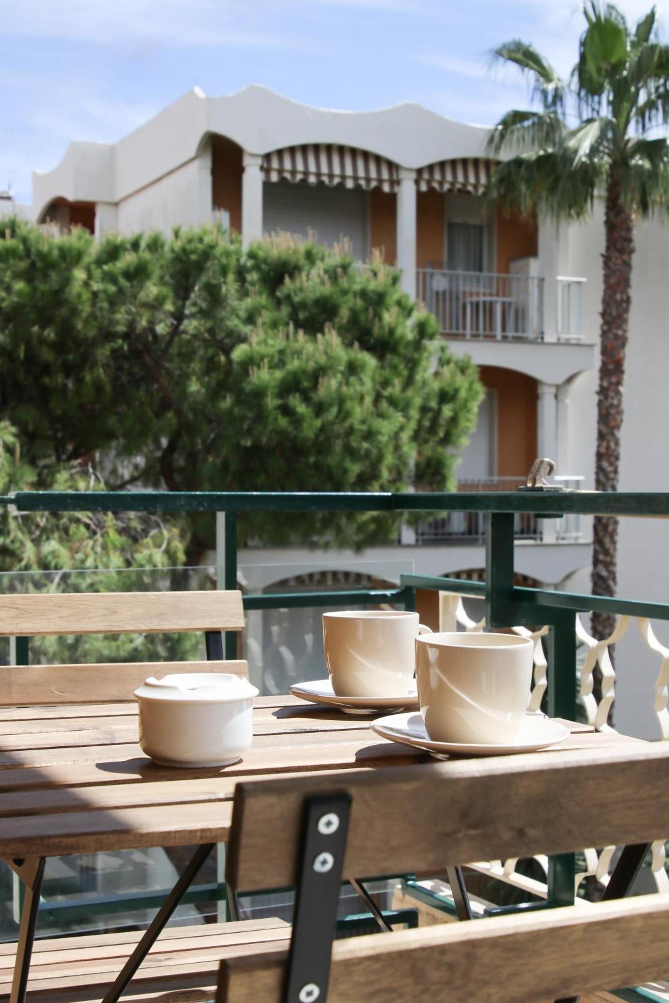 Casa Febo, In Centro Con Parcheggio Privato A 200 Mt Dal Mare Hotell Bordighera Exteriör bild