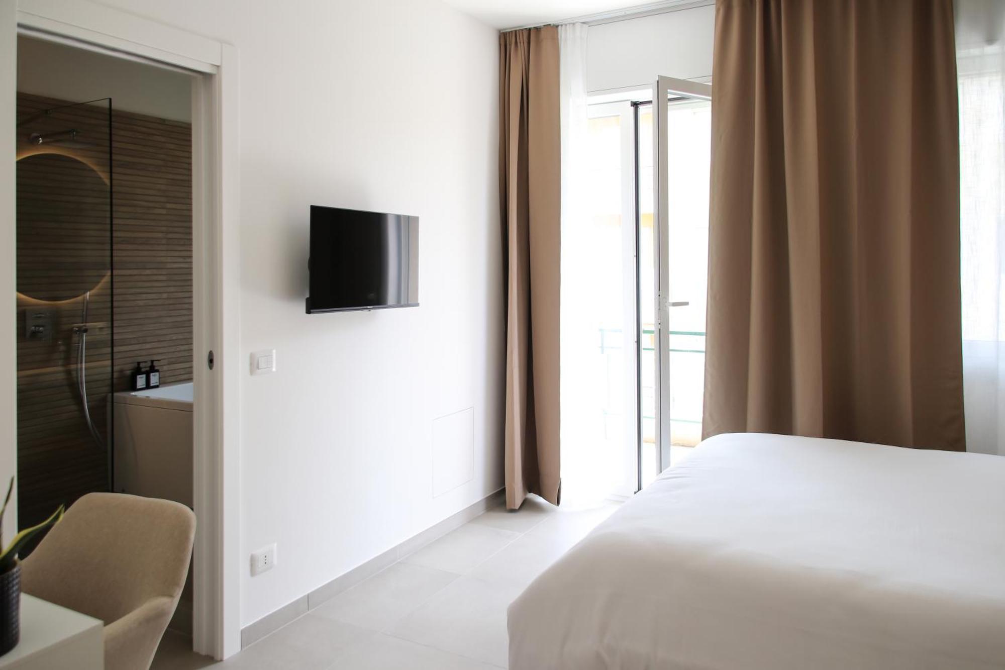 Casa Febo, In Centro Con Parcheggio Privato A 200 Mt Dal Mare Hotell Bordighera Exteriör bild