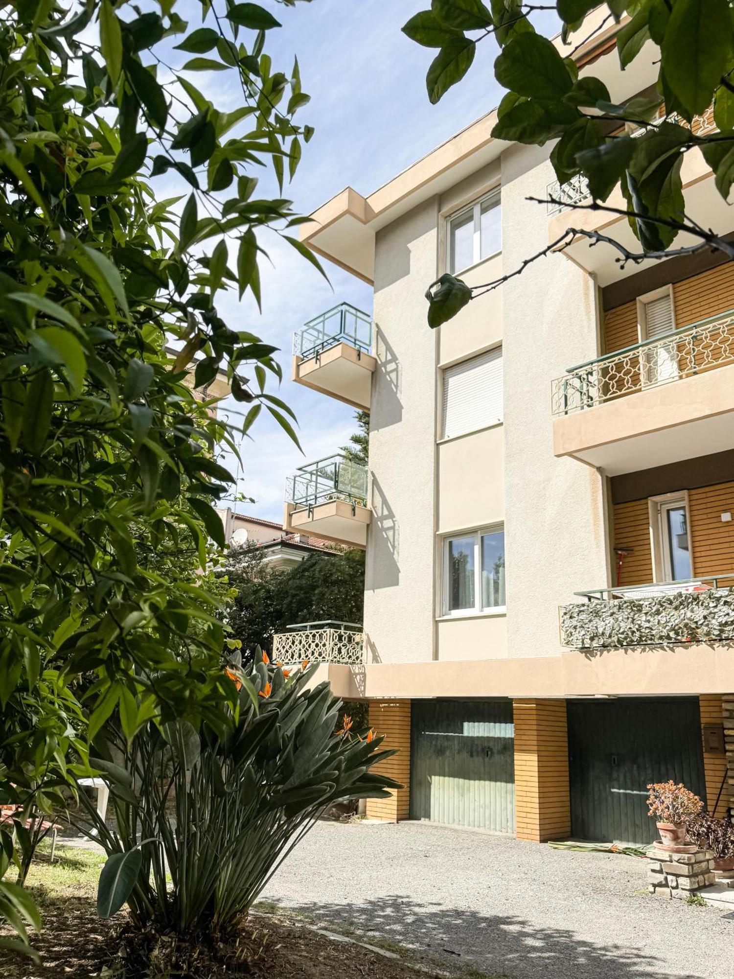 Casa Febo, In Centro Con Parcheggio Privato A 200 Mt Dal Mare Hotell Bordighera Exteriör bild