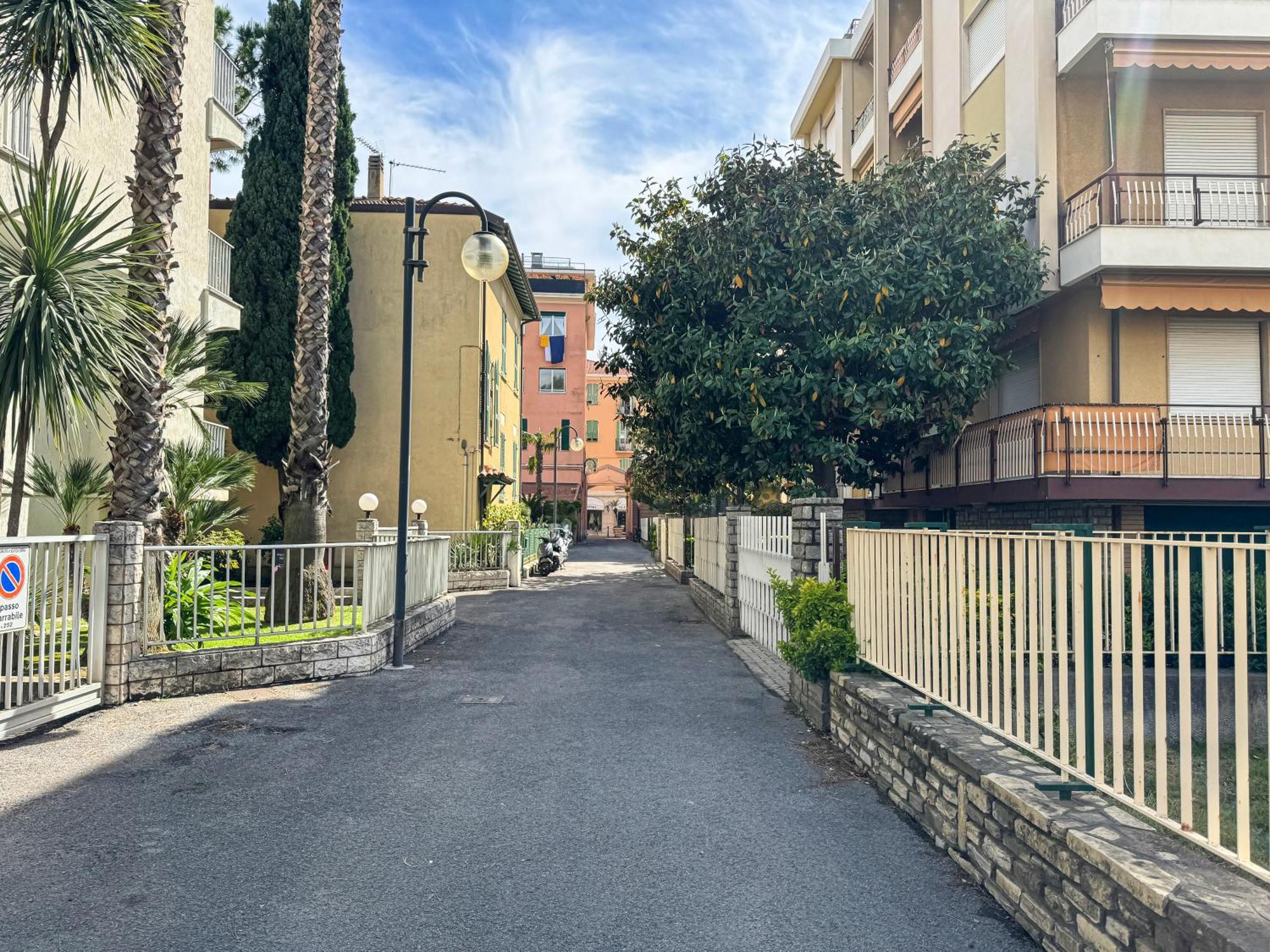 Casa Febo, In Centro Con Parcheggio Privato A 200 Mt Dal Mare Hotell Bordighera Exteriör bild