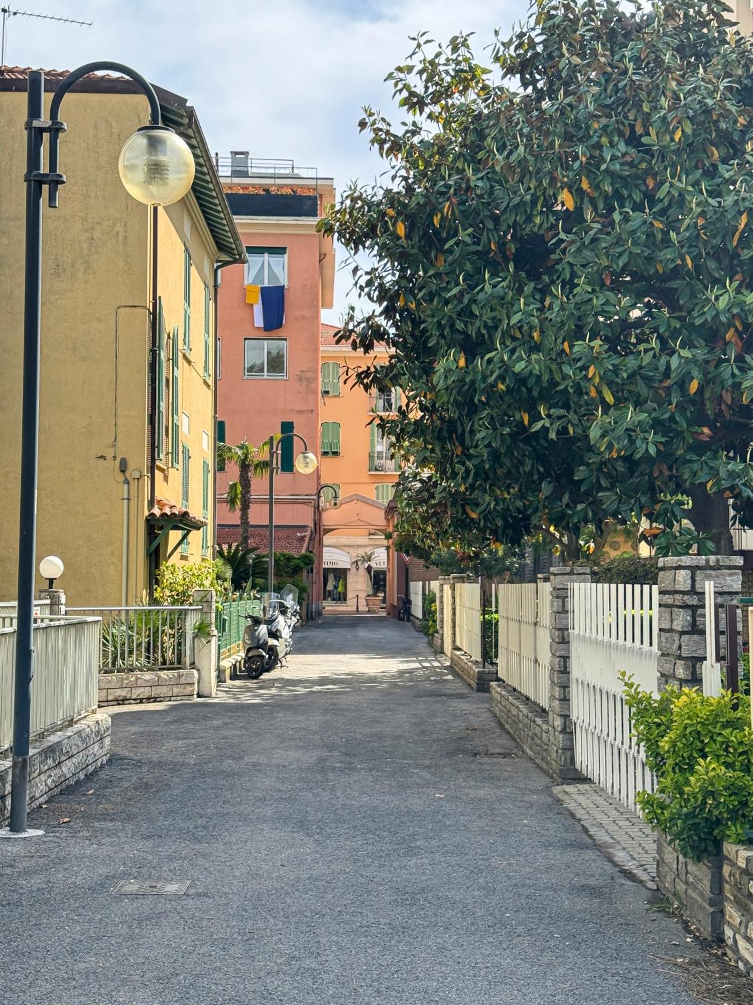 Casa Febo, In Centro Con Parcheggio Privato A 200 Mt Dal Mare Hotell Bordighera Exteriör bild