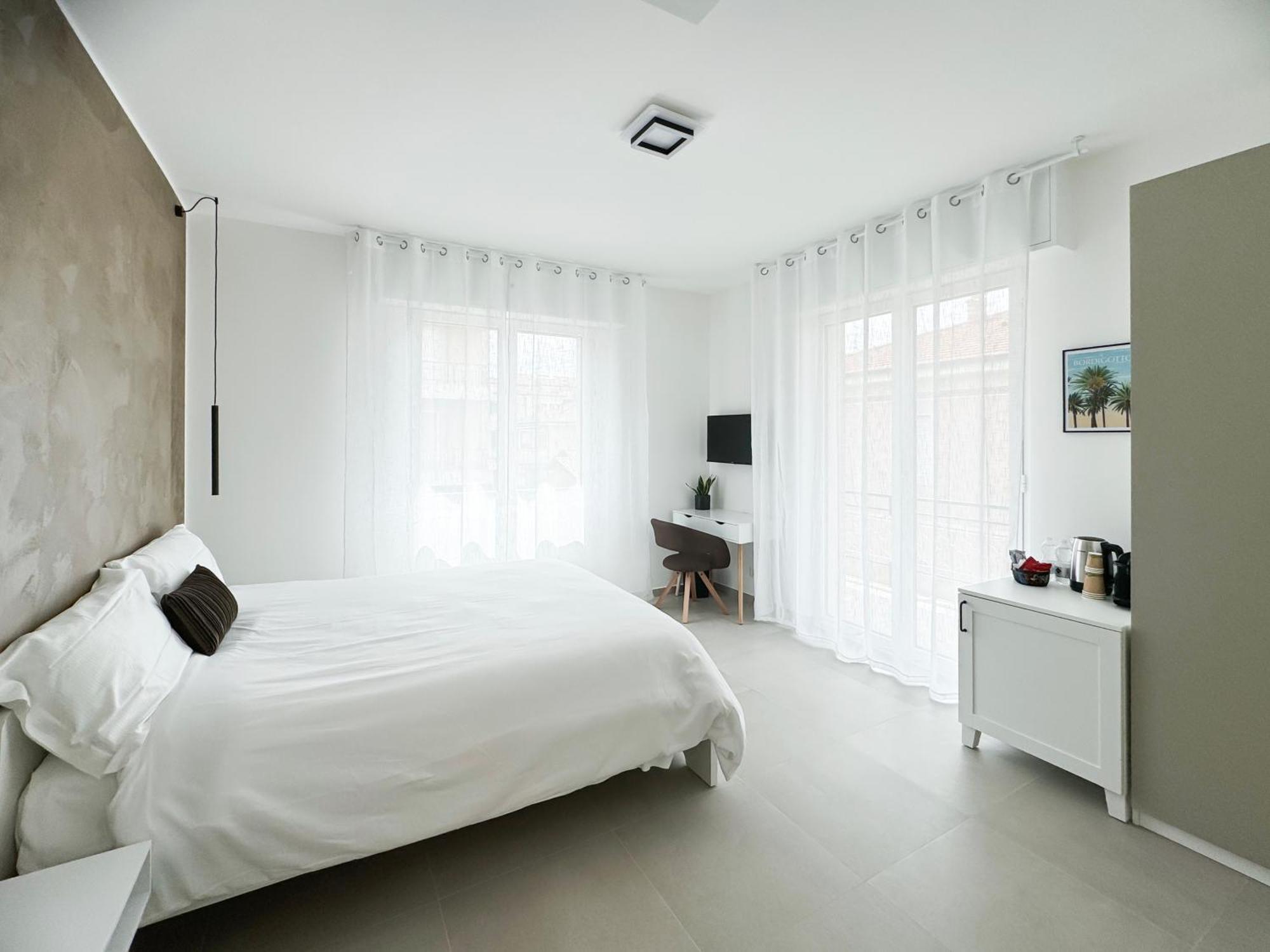 Casa Febo, In Centro Con Parcheggio Privato A 200 Mt Dal Mare Hotell Bordighera Exteriör bild